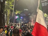 Aficionado en el Ángel de la independencia