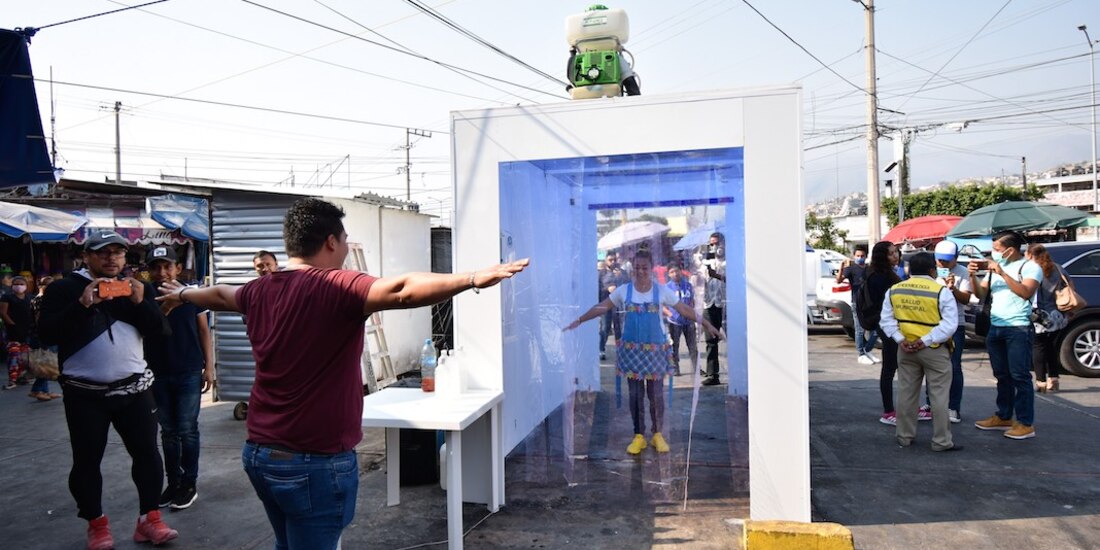 En algunas plazas del país se colocaron filtros y carpas de sanitización, aunque su utilidad contra el coronavirus no está demostrada.