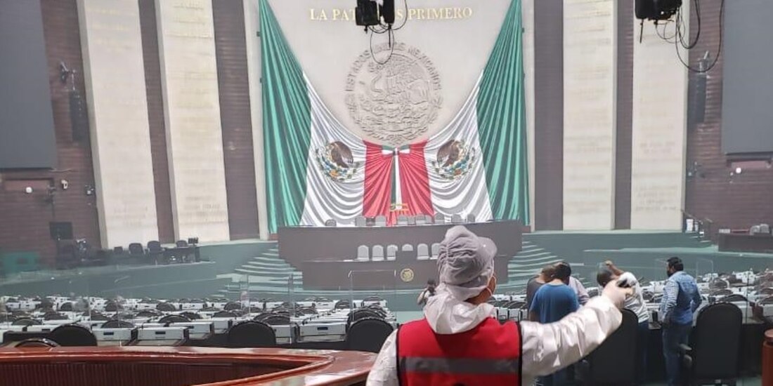 Sanitizan el salón del pleno.