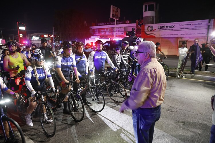 El gobernador Rubén Rocha Moya da el banderazo de salida en Culiacán.