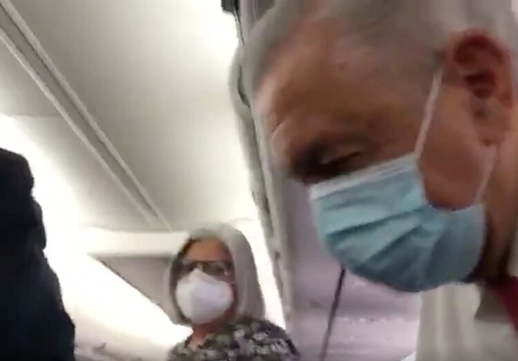 Agentes del CBP acompañan a AMLO durante una escala en su vuelo a Washington