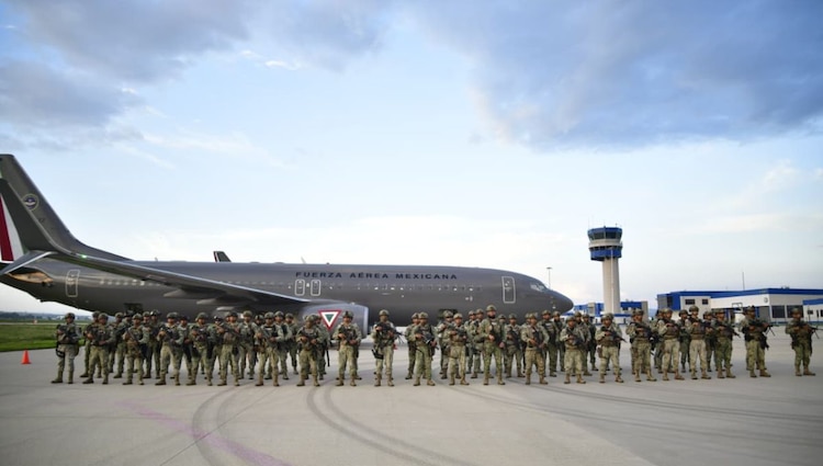Las unidades operativas movilizadas por la Secretaría de la Defensa Nacional abordaron la aeronave en la Base Aérea Militar de Santa Lucía.