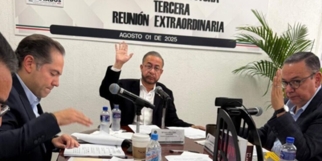 Votación durante la tercera reunión extraordinaria de la Sección Instructora de la Cámara de Diputados, encabezada por el morenista Hugo Eric Flores (c.), ayer.