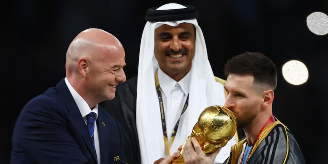 La imagen de Hamad bin Khalifa Al Thani colocando el bisht a Lionel Messi dio la vuelta al mundo.