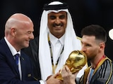 La imagen de Hamad bin Khalifa Al Thani colocando el bisht a Lionel Messi dio la vuelta al mundo.