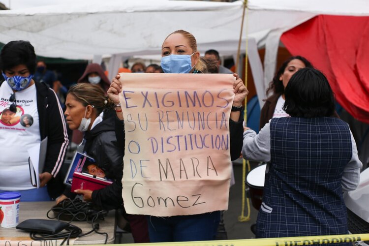 Plantón de familiares de víctimas en el Zócalo.