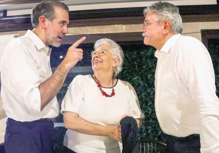 Lorenzo Córdova, María Marván y Leonardo Valdés, exconsejeros del INE, ayer en el foro de Alternativa a la Reforma Electoral, organizado por SomosMx.