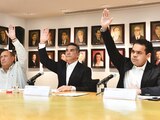 Alejandro MorenO, líder nacional del PRI (c.) y Rubén Moreira, presidente de la Jucopo en Diputados (tercero de der. a izq.), votaron en el CEN tricolor, ayer.