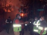 Brigadistas trabajan de madrugada para sofocar el incendio en la Tercera Sección de Chapultepec.