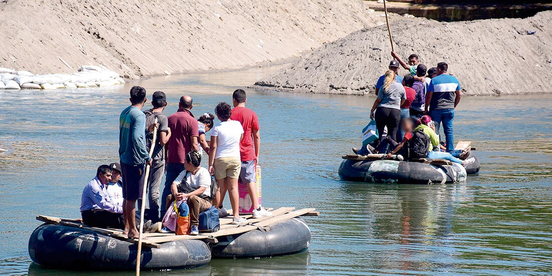 Migrantes vuelven a su país por el Río Suchiate, ayer, luego de denunciar que el INM les ofreció ayuda, pero los abandonó en diferentes puntos de Chiapas.