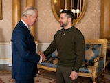 Volodímir Zelenski (der.) con Carlos III, rey del Reino Unido (izq.).