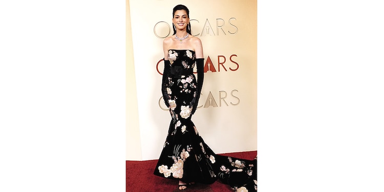 Anne Hathaway lució un espectacular diseño de Valentino con silueta de tipo sirena.