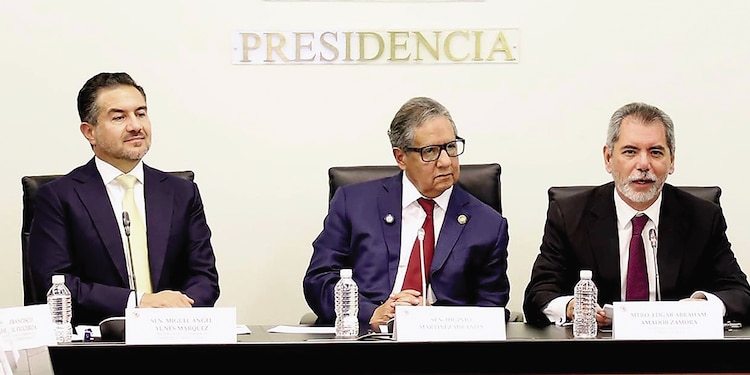 El titular de Hacienda, Édgar Amador (3.o de izq. a der.), entregó el pasado 8 de septiembre el Paquete Económico 2027 enviado por la Presidencia al Senado de la República.