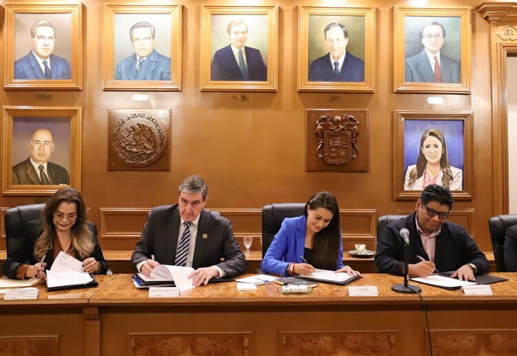 Tere Jiménez trabaja en favor de mejorar programas sociales en Aguascalientes.