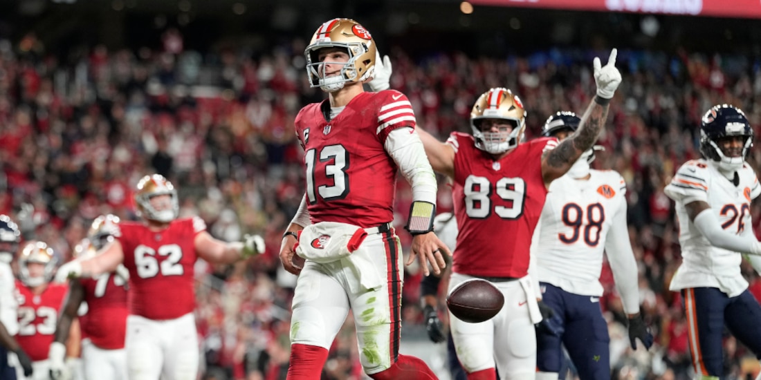 Brock Purdy festejando una anotación durante el partido.