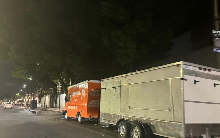 El remolque fue pintado para ocultar sellos, al igual que una camioneta