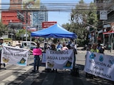 Vecinos de la alcaldía Benito Juárez bloquearon ayer, por 2o día, el cruce de Insurgentes y Xola.