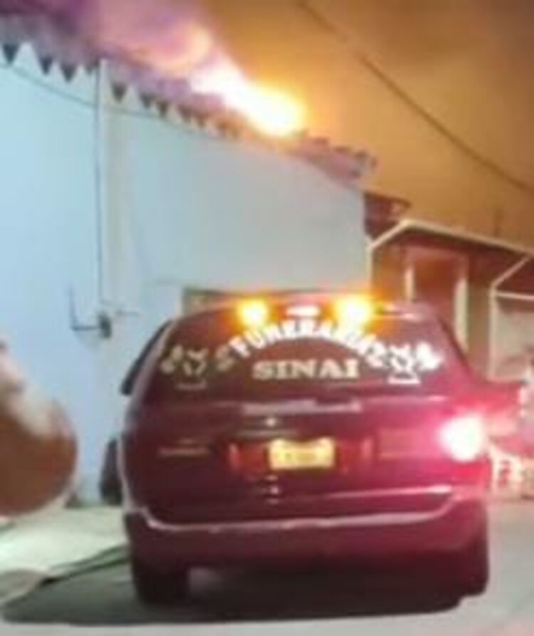 Llegada del cuerpo de la reportera Sheila García durante la madrugada de este martes.