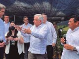 De izq. A der.: John Kerry, Andrés Manuel López Obrador, y Javier May, durante la presentación del programa en el Ejido José Castillo Tielmans, en Palenque, Chiapas, ayer.