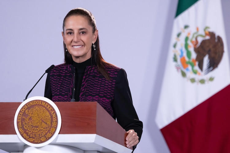 La Presidenta Claudia Sheinbaum Pardo encabeza la conferencia matutina "Las mañaneras del pueblo" en Palacio Nacional.