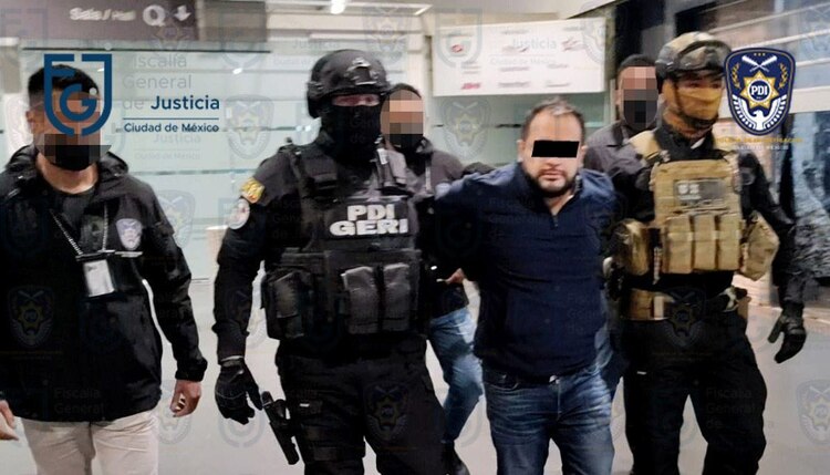 El pasado 30 de octubre de 2022, Ariadna asistió al restaurante Fisher’s de la colonia Condesa, en la capital mexicana, para encontrarse con un grupo de personas, entre ellos Rautel Astudillo y Vanessa Flores.
A los tres los vieron salir del restaurante y por varias horas el nombre de Ariadna se volvió tendencia en redes sociales, debido a que sus amigos y familiares solicitaron ayuda para encontrarla, pues permanecía en calidad de desaparecida.
Su cuerpo fue localizado por un par de ciclistas en los límites de Morelos y la Ciudad de México, en Tepoztlán. En ese momento, la versión de la Fiscalía de Morelos fue que la joven falleció a causa de una broncoaspiración.
La difusión de esa necropsia despertó una serie de críticas contra el Ministerio Público morelense por culpabilizar a la víctima de su propia muerte.
De acuerdo con las pruebas presentadas, la joven fue captada por las cámaras de seguridad del restaurante junto a Rautel y Vanessa.
Más tarde, otro sistema de seguridad graba a Ariadna cuando sale de un elevador de un edificio de la colonia Roma, rumbo al departamento propiedad de Rautel, quien iba en compañía de tres personas, dos de ellas abandonan el inmueble minutos después.
A las 10:26 de la mañana, Rautel es captado por las cámaras de seguridad en el estacionamiento de su domicilio, cargando el cuerpo de una mujer en visible estado de rigidez; y lo introduce a su camioneta.
A las 11:04 a.m. se observa el mismo vehículo circulando a la altura de la caseta de Tlalpan, en dirección a Morelos.
Para las 11:26, Rautel es ubicado en un área de 5 kilómetros de donde fue hallado el cadáver, esto, de acuerdo con el estudio técnico de su móvil.
Por la tarde del 31 de octubre, a las 14:16 horas, Vanessa sale del edificio, regresando 3 minutos después, acompañada de una persona del sexo masculino, quien llevaba una bolsa de plástico y diversos artículos en su mano.
A las 14:46 horas, se realiza el hallazgo del cuerpo de Ariadna.
El 6 de noviembre, durante los servicios fúnebres, Rautel y Vanessa hicieron acto de presencia. Se mantenían firmes en su versión de que Ariadna salió del departamento por su propia cuenta.
Incluso, Rautel declaró ante los medios de comunicación esta versión, mientras, de acuerdo con la evidencia, en los chats de su celular que mantenía con Vanessa advertía que esta mentira no se sostendría por mucho tiempo.
Los nervios de Rautel provocaron que éste decidiera huir a Nuevo León, siempre se dijo inocente.
Para el 6 de noviembre Vanessa Flores fue detenida en Ecatepec, Estado de México, y dos días después su pareja sentimental se entregó a las autoridades de Nuevo León para ser trasladado a la Ciudad de México (foto).