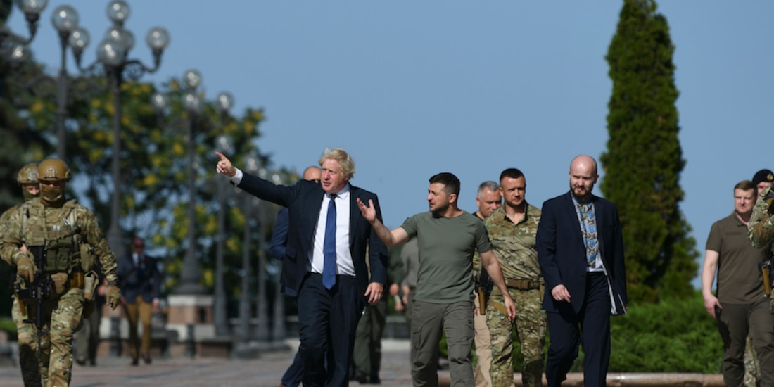 El presidente Volodimir Zelenski (de manga corta) recibe al primer ministro británico, Boris Johnson, ayer.