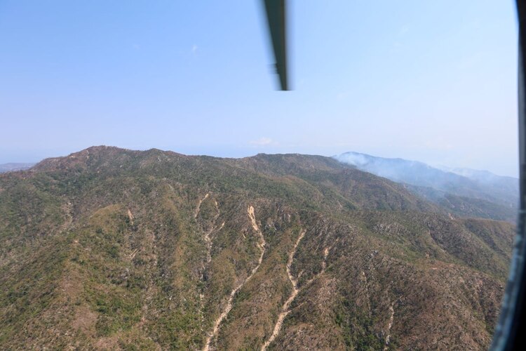Por tierra y aire continúa la sofocación del incendio forestal en El Veladero de Acapulco