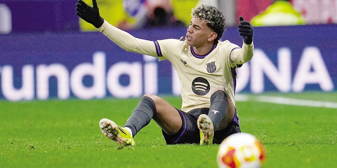 Yamal se lamenta después de la derrota de su equipo, ayer.