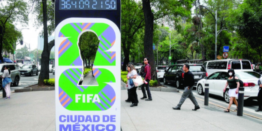 El reloj que lleva la cuenta regresiva de la Copa Mundial de la FIFA 2026, sobre el camellón de Paseo de la Reforma, a la altura del Metro Auditorio.