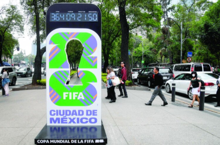 El reloj que lleva la cuenta regresiva de la Copa Mundial de la FIFA 2026, sobre el camellón de Paseo de la Reforma, a la altura del Metro Auditorio.