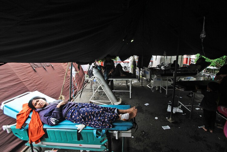 Con todo y camillas, pacientes son trasladados a áreas abiertas por temor a réplicas.