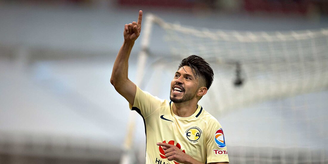 Oribe Peralta festeja un gol durante su etapa como delantero del América.