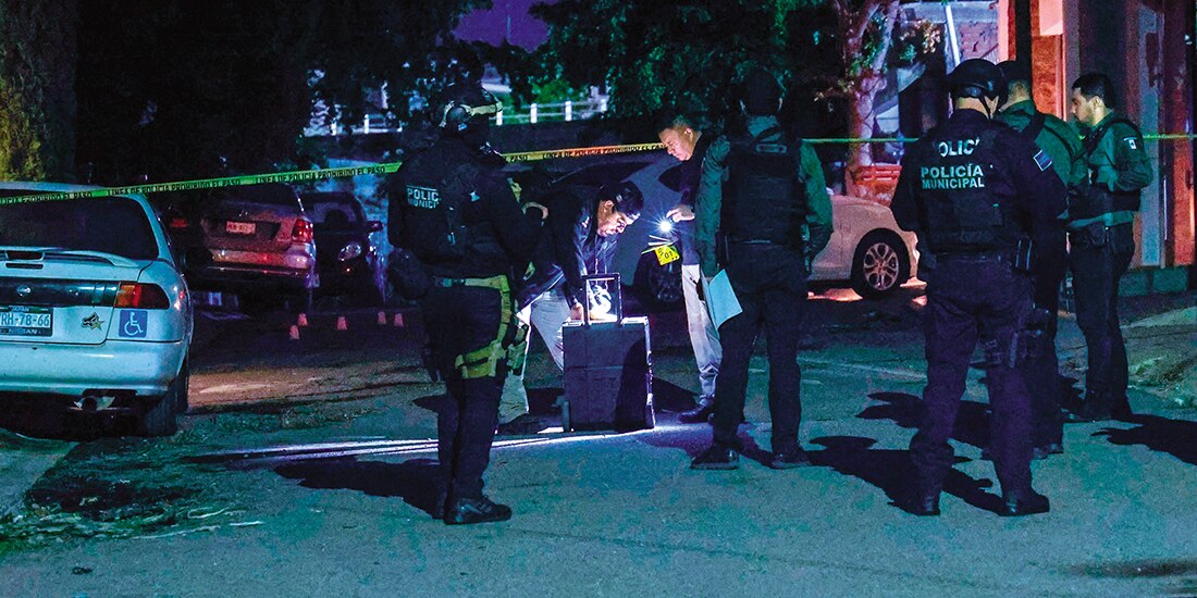 ESCENA DEL CRIMEN, después del asesinato de un policía del Escuadrón Motorizado de Culiacán, Sinaloa, el 2 de septiembre pasado.