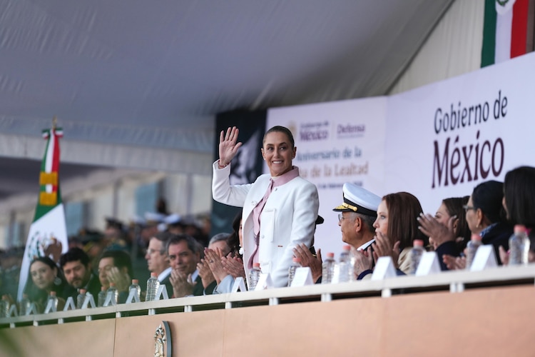 En su calidad de Comandanta Suprema de las Fuerzas Armadas, Claudia Sheinbaum encabeza el pase de Lista de Honor a los héroes de la patria.