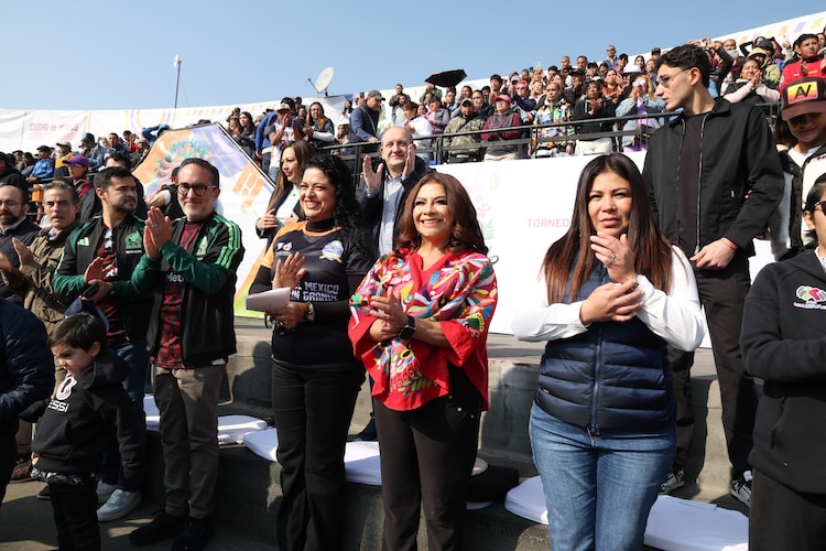 Al centro, la Jefa de Gobierno de la Ciudad de México, Clara Brugada.