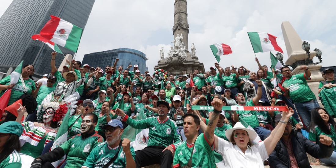 Asistentes a la "Ola más grande del Mundo" en CDMX.
