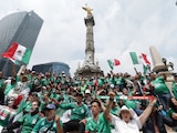 Asistentes a la "Ola más grande del Mundo" en CDMX.