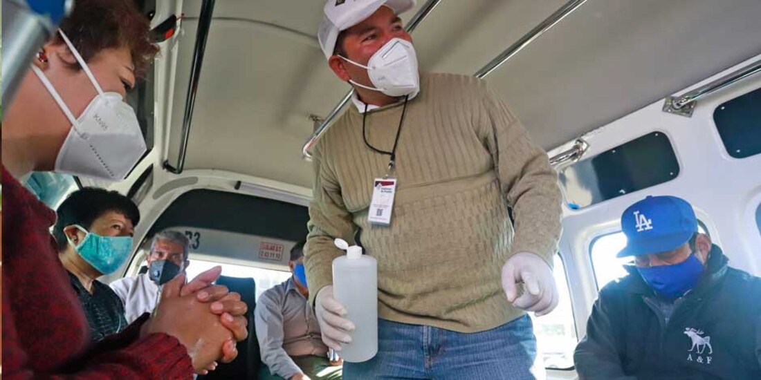 COVID-19: Personas en el transporte público utilizan gel antibacterial y cubrebocas para protegerse del coronavirus