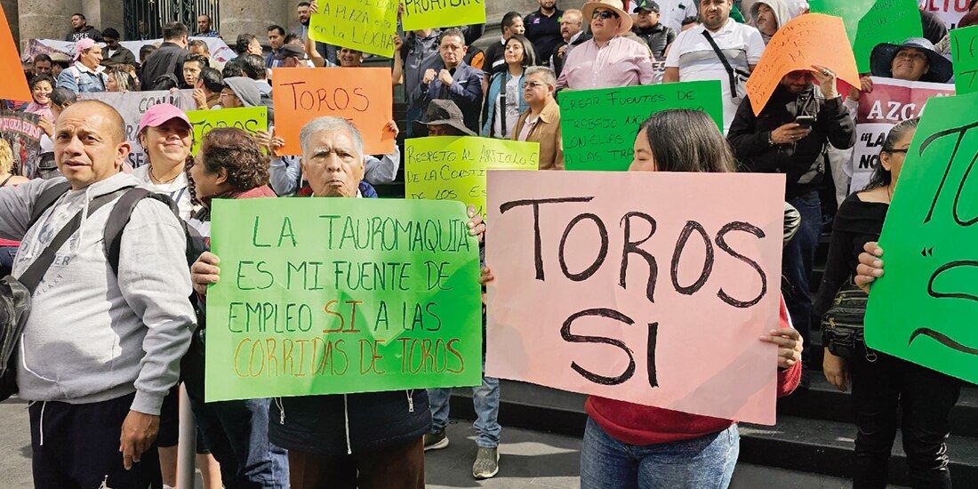 Protesta de trabajadores taurinos, el 13 de febrero, en el Congreso local.