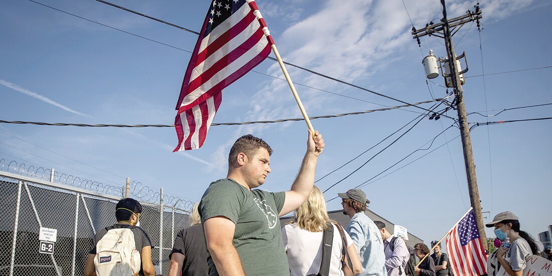 Manifestantes protestan frente a las instalaciones del ICE en Chicago, el viernes.
