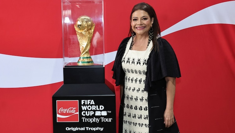 De la mano de leyendas como Hugo Sánchez y Roberto Carlos, el máximo galardón del futbol cierra su tour internacional desde la Utopía Mixiuhca junto a Clara Brugada.