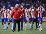 Víctor Manuel Vucetich y jugadores de Chivas después de uno de los partidos del club en el Torneo Grita México Apertura 2021.