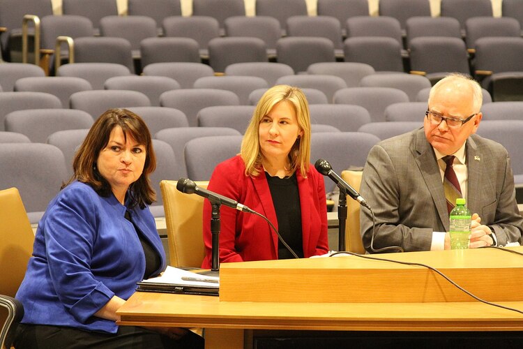 Al centro, Melissa Hortman.