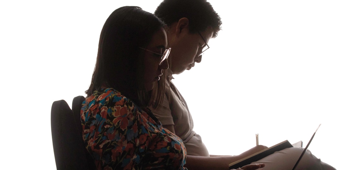 Jóvenes navegan en el mundo digital, en un entorno de servicios crecientes.