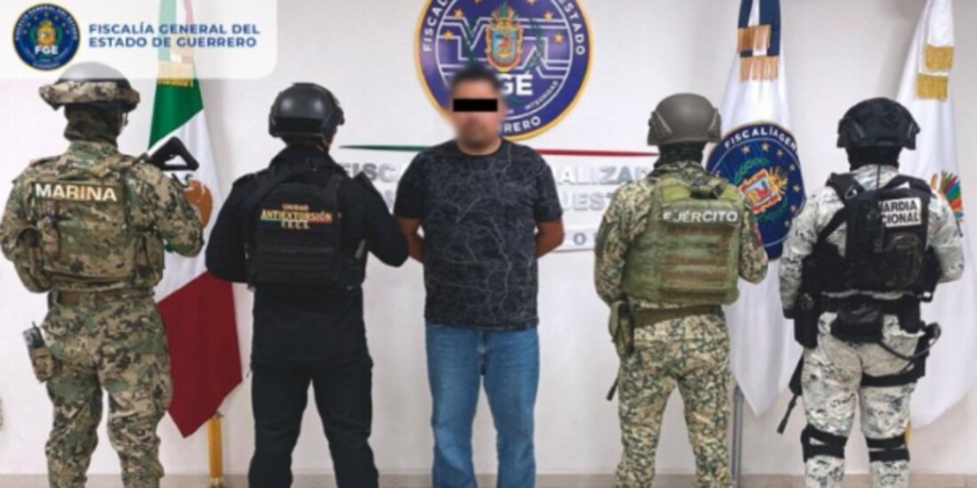 Elementos policiales custodian a Israel “N“, ayer, tras su detención en Guerrero