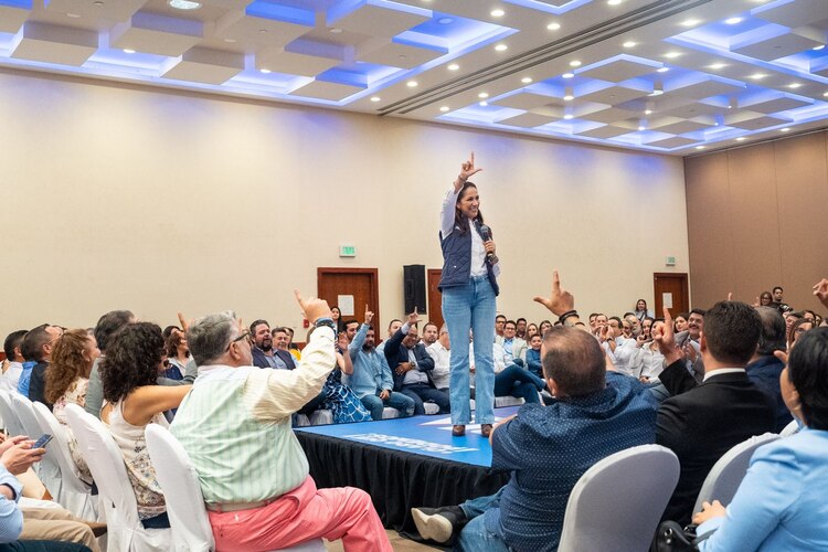 Libia Dennise García Muñoz Ledo se reunió con 17 Colegios de profesionistas del COPREG