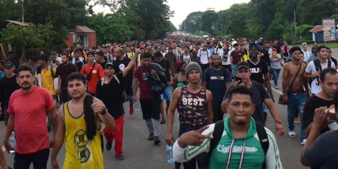 Caravana migrante sale de Tapachula rumbo a EU, el 1 de julio.