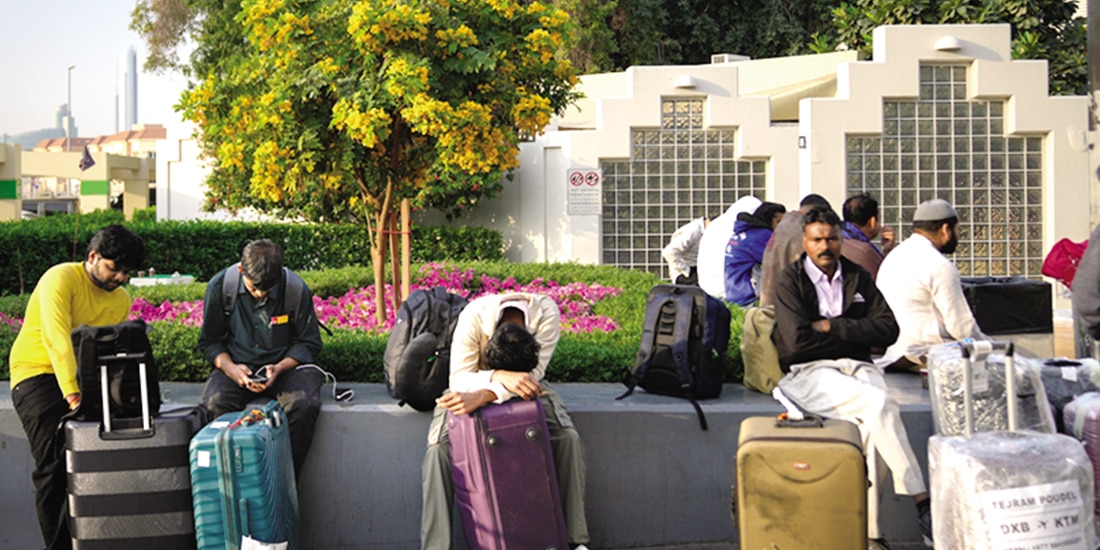 Viajeros varados en el Aeropuerto Internacional de Dubái, a causa de la guerra, el pasado 1 de marzo.
