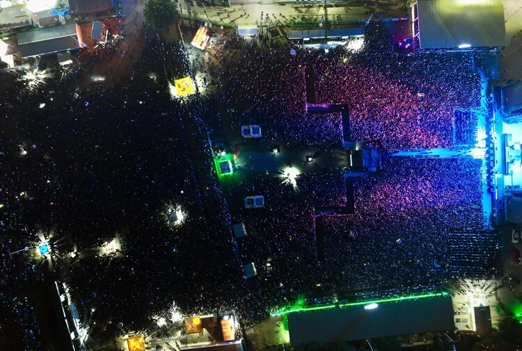 Miles de fanáticos disfrutaron de una experiencia sensorial completa con los éxitos y las mezclas de Tiësto.