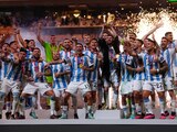 Lionel Messi y el resto de los futbolistas de Argentina celebran su coronación en Qatar 2022 con la Copa FIFA.